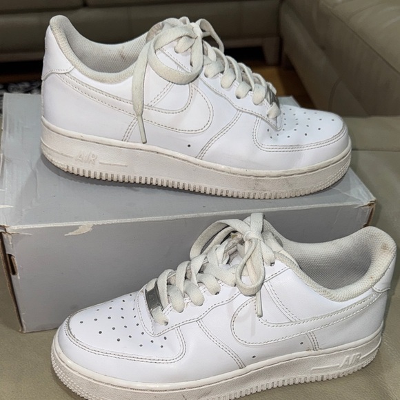 Nike Air Force 1 White Leather Sneakers - Picture 1 of 3